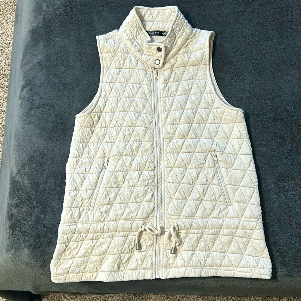 Lightweight, quilted vest. Size small.